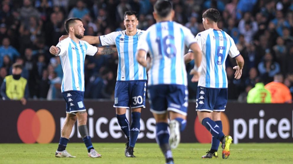 Racing, como siempre, a lo Racing: venció a Aucas en un partido caliente y es líder de su grupo en la Libertadores