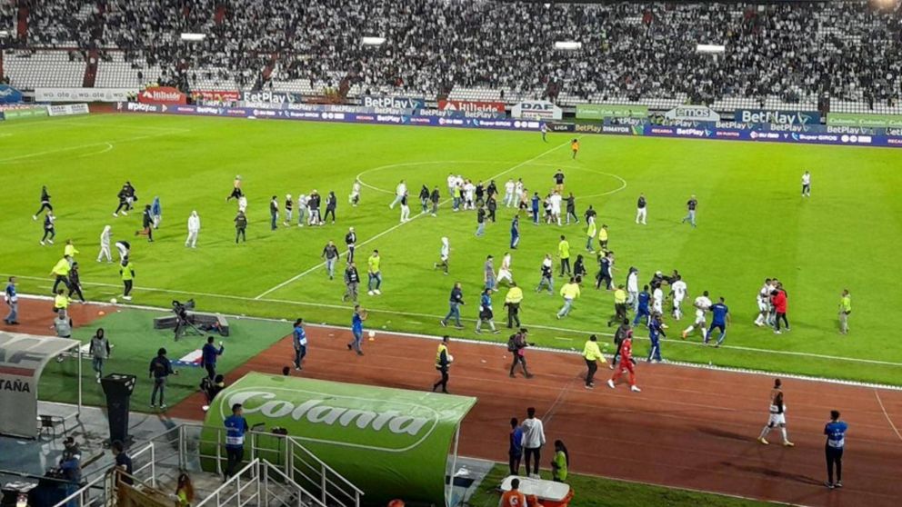 ¡Escándalo en Colombia!: Barras de Once Caldas agredieron a los futbolistas, hubo destrozos y heridos