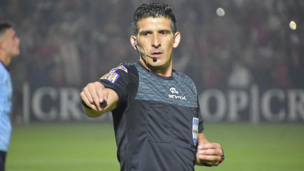 Liga Profesional: Andrés Merlos dirigirá el clásico de la fecha 13 entre River e Independiente