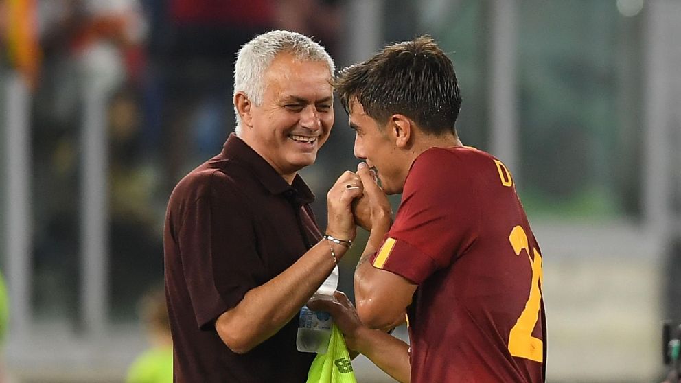 Reza la Roma: Mourinho cree que Dybala llega para enfrentar a Feyenoord por Europa League