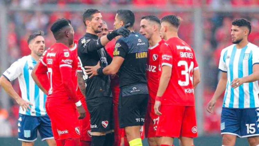 Yael Falcón Pérez le dio un polémico penal a Racing ante Independiente: qué dice el reglamento sobre esa jugada