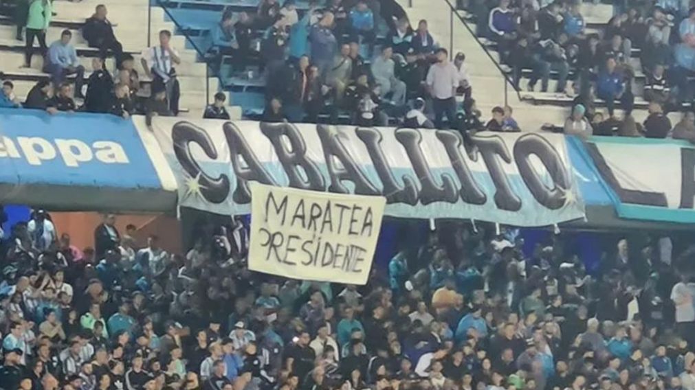 La tremenda chicana de los hinchas de Racing a Independiente con una ins�lita bandera