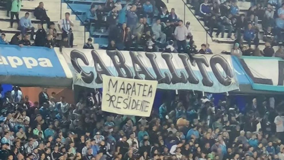 La tremenda chicana de los hinchas de Racing a Independiente con una insólita bandera