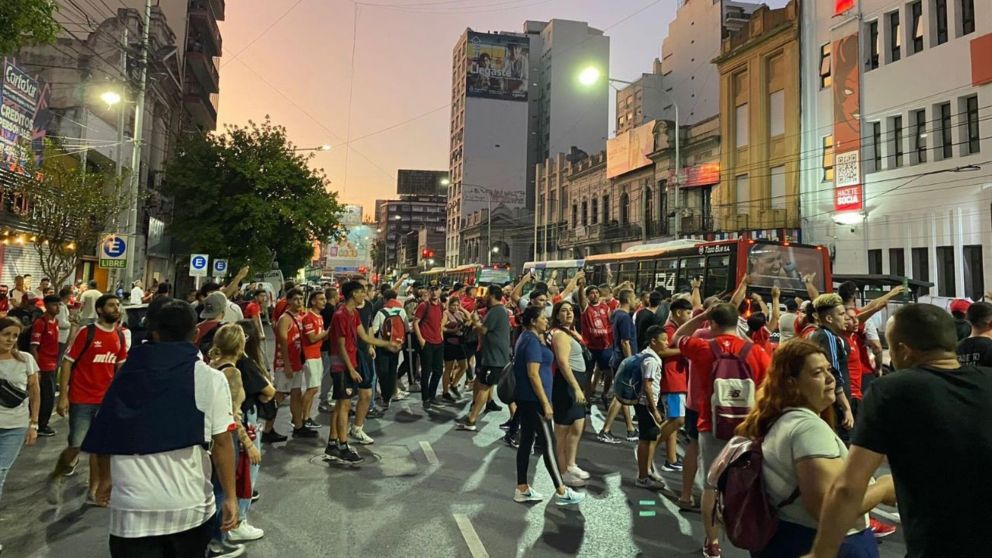 �Independiente en llamas!: los hinchas protestaron en la sede del club tras la renuncia de Doman
