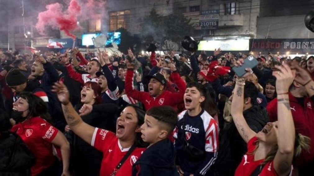 Los hinchas de Independiente se autoconvocaron a la sede de la avenida Mitre, tras la renuncia de Fabián Doman