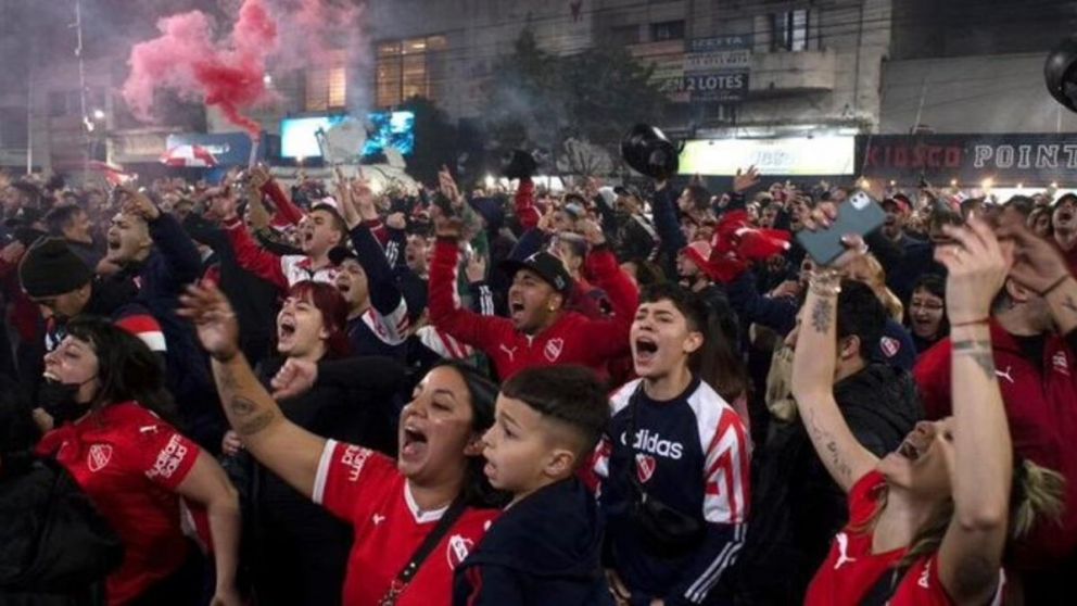 Los hinchas de Independiente se autoconvocaron a la sede de la avenida Mitre, tras la renuncia de Fabi�n Doman