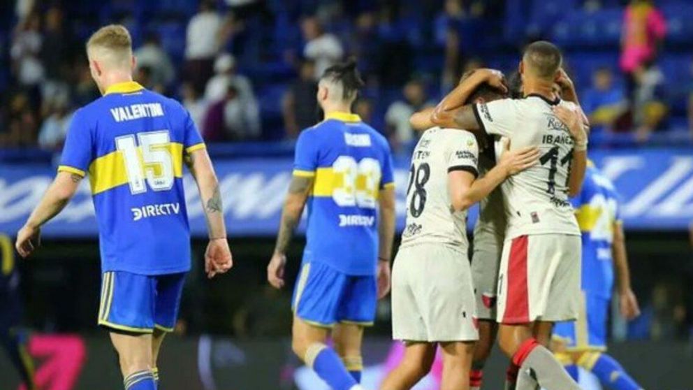 Boca, con Almirón en el palco de Riquelme, perdió con Colón y los hinchas despidieron al equipo con indiferencia