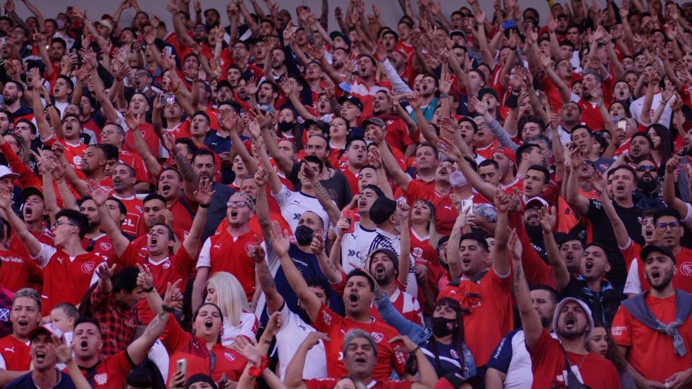 ¡Independiente es un infierno!: los hinchas explotaron de furia contra la dirigencia y los jugadores tras una nueva derrota