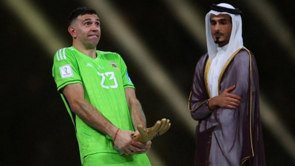 Un dirigente de la UEFA destruyó al Dibu Martínez por su gesto en el Mundial Qatar 2022