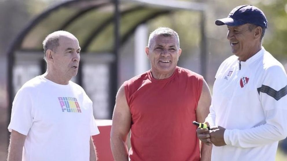 Independiente: Bochini visitó el entrenamiento y le dejó su apoyo a Monzón