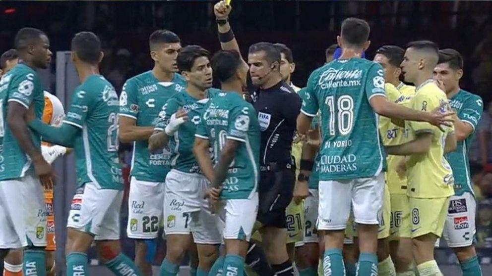 ¡Escándalo en México!: un árbitro le pegó un tremendo rodillazo a un jugador argentino
