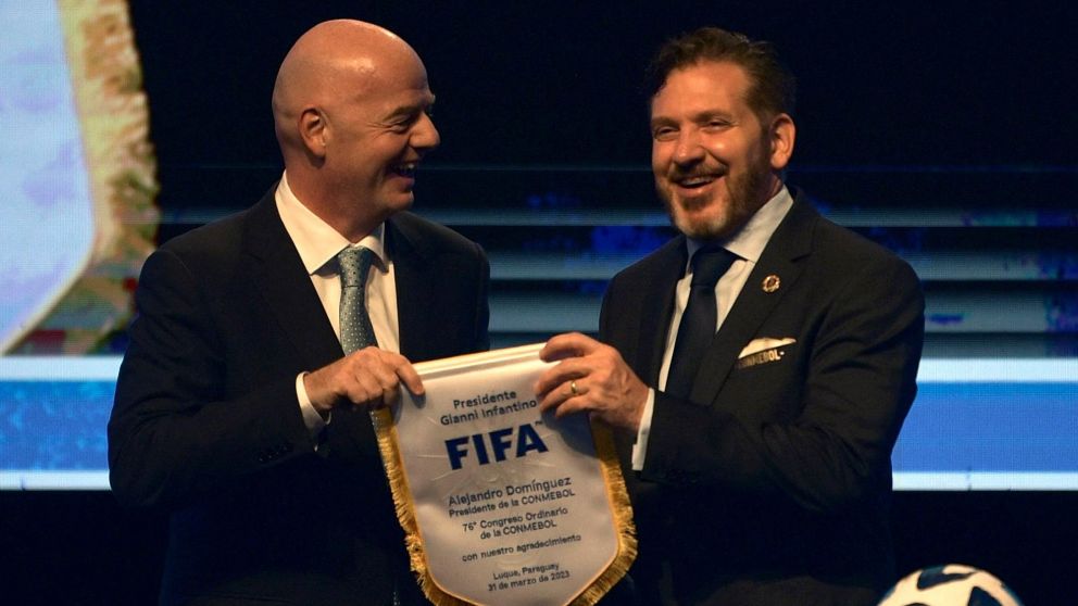 El presidente de la Conmebol le hizo un fuerte pedido a Infantino sobre el Mundial 2030
