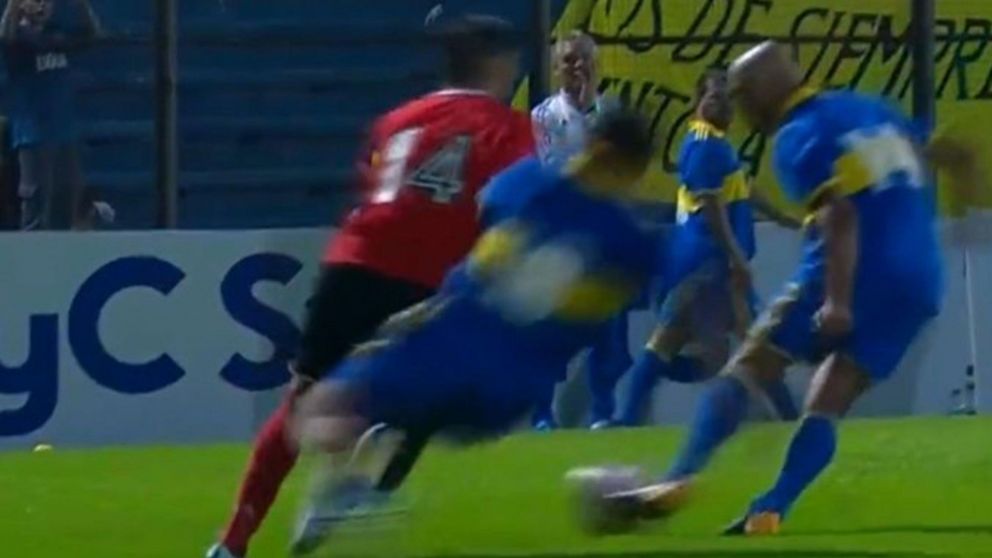 ¡Tremenda!: mirá la terrible patada del Chelo Delgado a un jugador de River en el Superclásico Senior