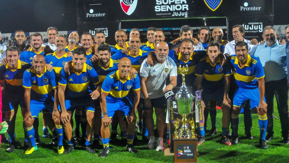 Boca goleó a River en un superclásico senior con muchas glorias de ambos equipos