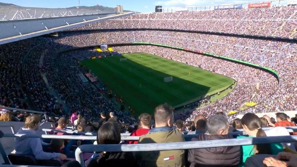 En el medio de la definición de la Kings League, el Camp Nou cantó por Messi