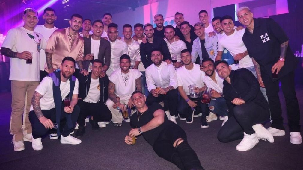 As� fue la fiesta de los campeones del mundo: Wos agit� y Messi y Antonela Roccuzzo la rompieron bailando