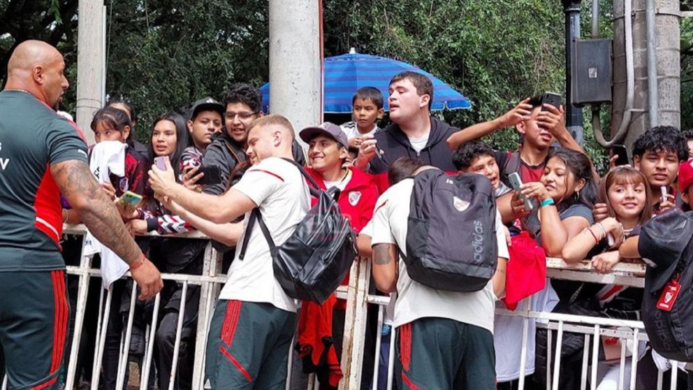 River llegó a Salta y los hinchas armaron un impactante recibimiento