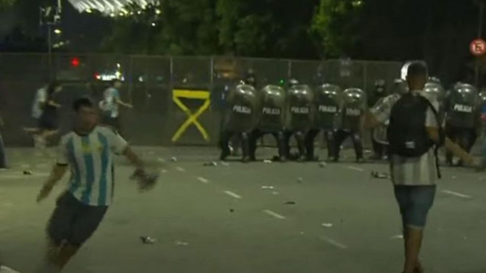 Corridas e incidentes en el Monumental: hinchas sin entradas intentaron ingresar al estadio