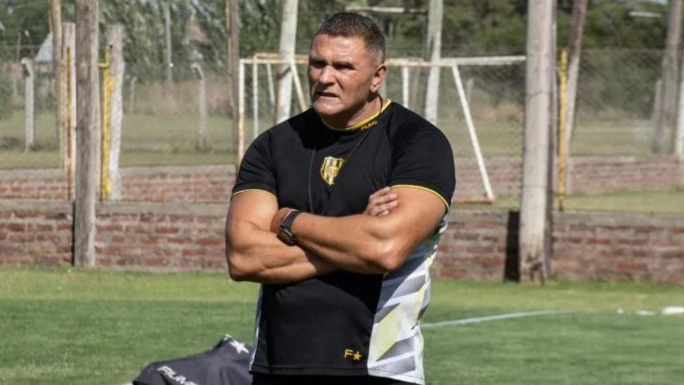 Sialle, DT de Olimpo, presionó a sus jugadores para que no pidan la camiseta de Boca