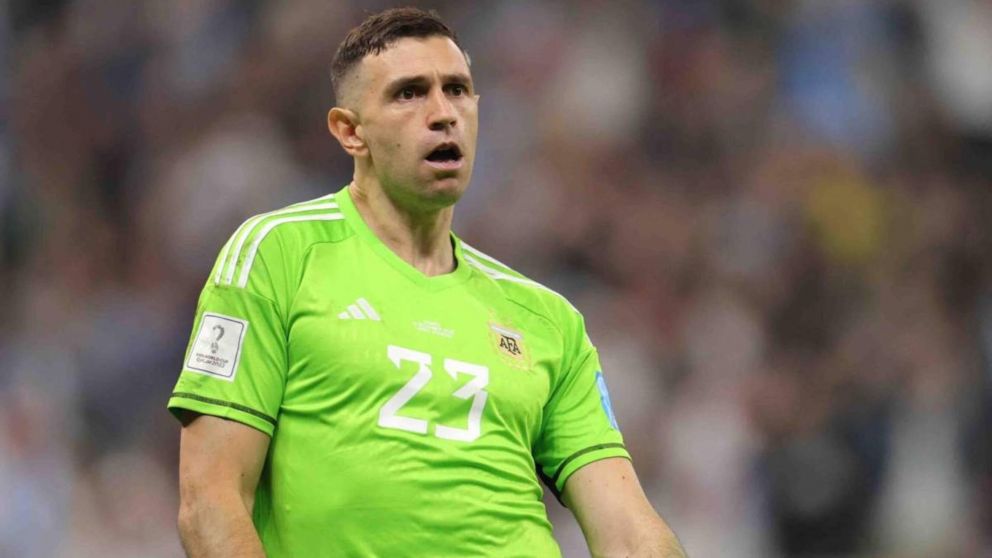 Dibu Martínez llegó al país para jugar los amistosos con la Selección Argentina