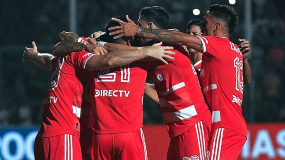 River se hizo fuerte en Junín, venció a Sarmiento y es puntero hasta que juegue San Lorenzo
