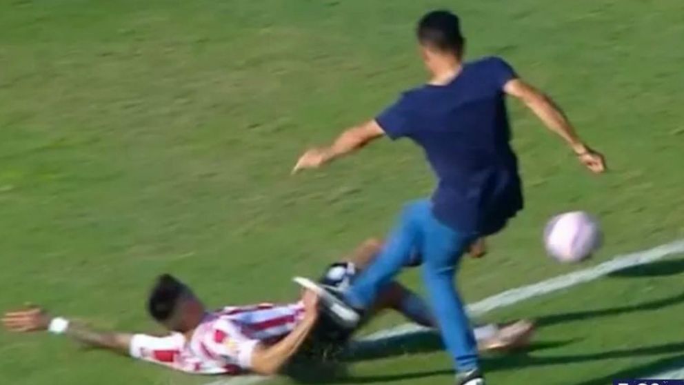 Insólito: mirá la expulsión de Chirola Romero en el clásico entre Gimnasia y Estudiantes