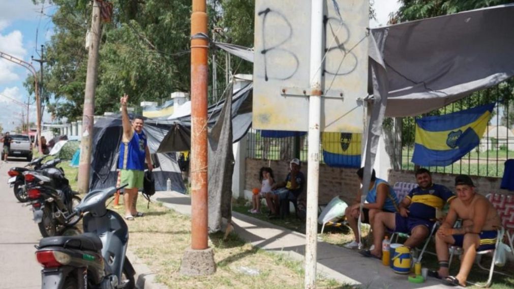 Locura por Boca en Chaco: hinchas acampan a una semana del partido para conseguir entradas