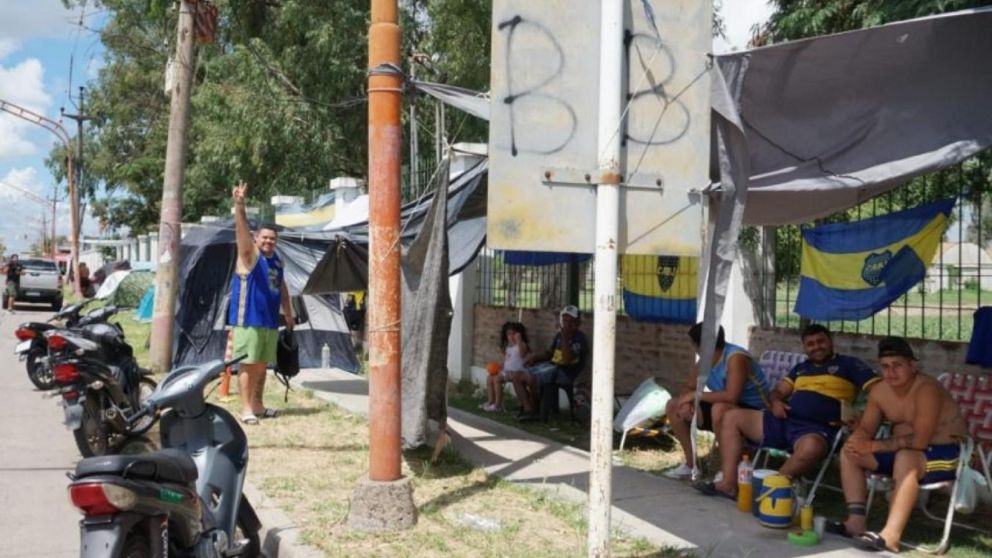 Locura por Boca en Chaco: hinchas acampan a una semana del partido para conseguir entradas