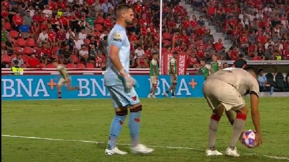 �Imperdible!: Los jugadores de Col�n protagonizaron un incre�ble blooper ante Independiente�