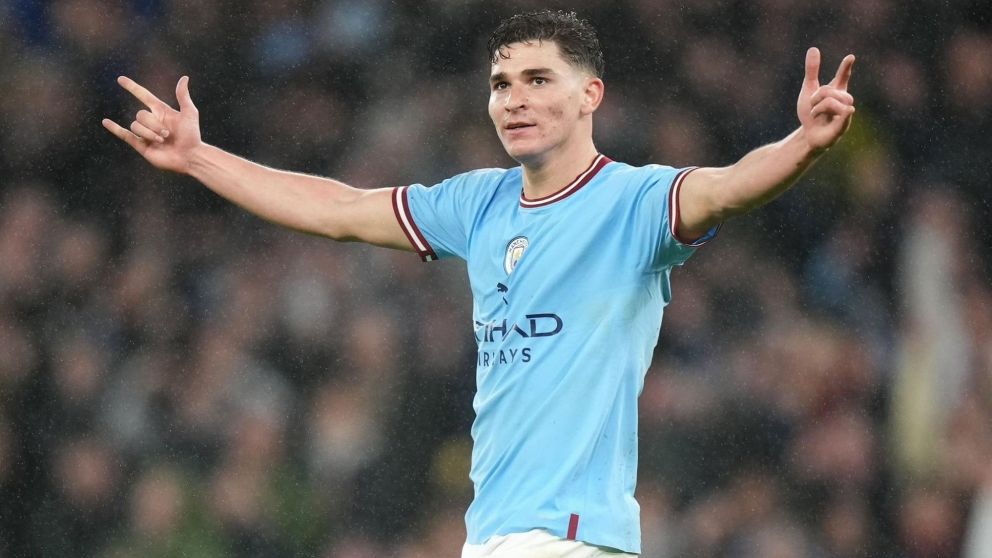 Julián Álvarez aportó doblete y asistencia en la goleada de Manchester City ante Burnley