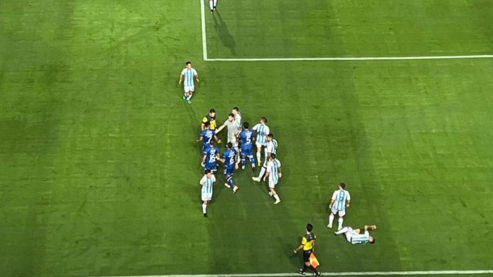 ¡Unión está que arde!: le anularon un gol y le expulsaron a un jugador en el partido ante Racing