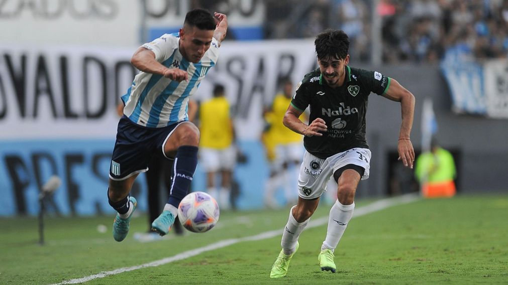 Una hincha de Racing le hizo firmar la renovación del contrato a Matías Rojas: el video de la tremenda ocurrencia