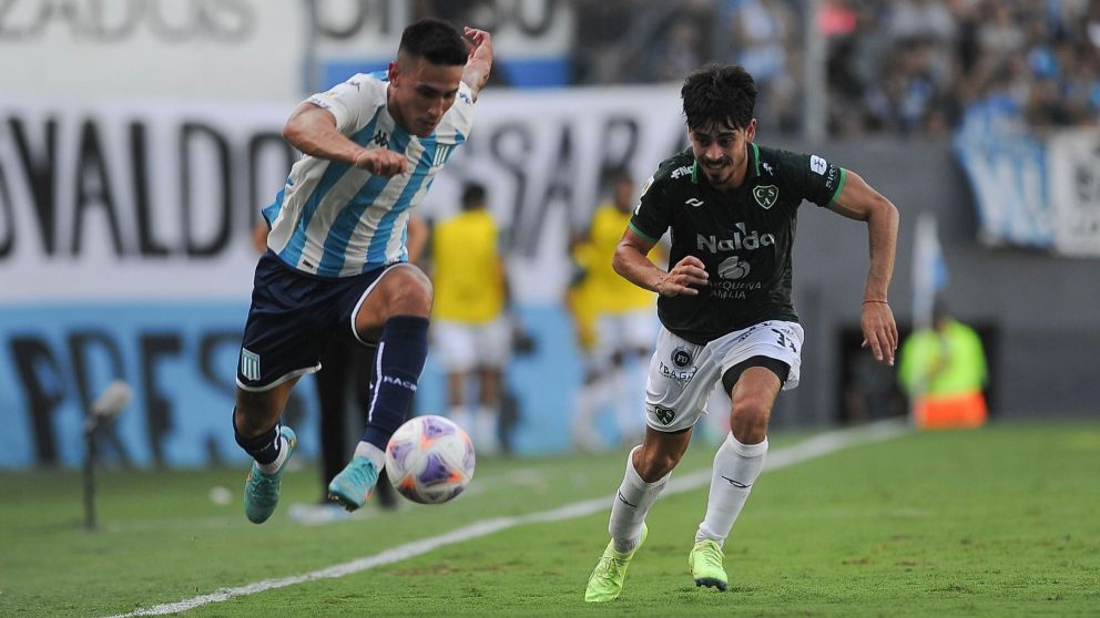 Una hincha de Racing le hizo firmar la renovación del contrato a Matías Rojas: el video de la tremenda ocurrencia