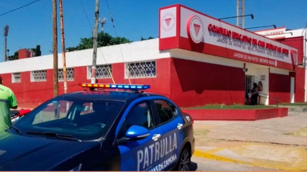 Dos facciones de la barra de Los Andes protagonizaron un tremendo enfrentamiento a balazos en la puerta de un colegio