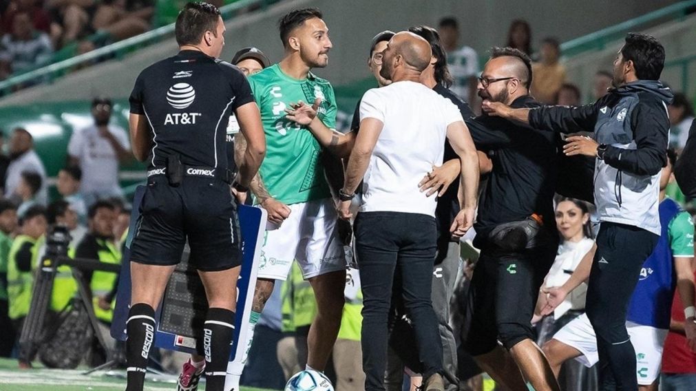 Javier Correa discutió con el técnico de Puebla, lo encaró y lo invitó a solucionar el tema en privado: el video