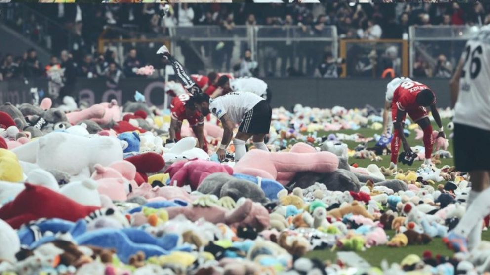 Terremoto en Turquía: los hinchas de Besiktas ayudaron a las víctimas con un conmovedor gesto