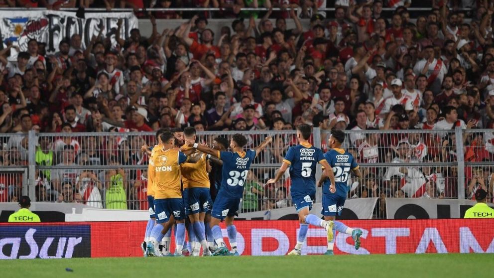 Arsenal hizo historia y venció por primera vez en el Monumental a un deslucido River