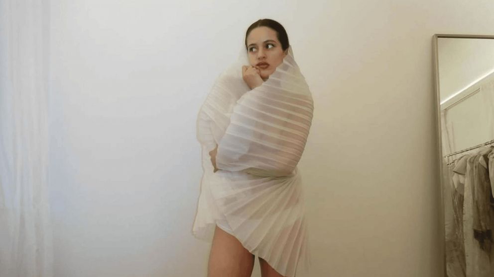 Rosalía publicó "lux" y genera polémica.