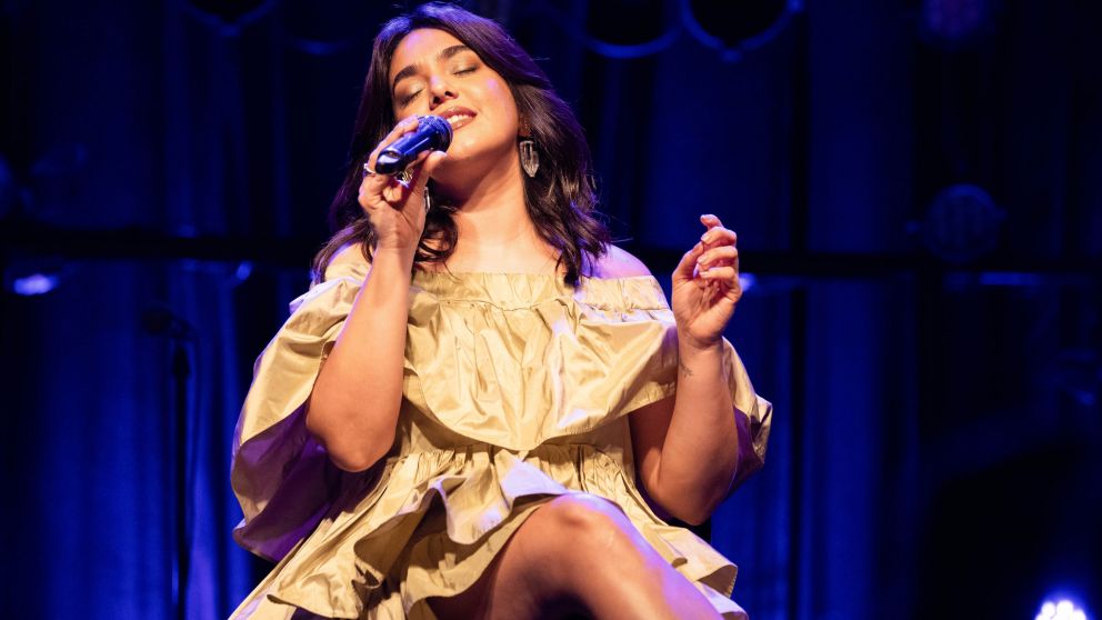 Ángela Leiva firma contrato discográfico con FONO y consolida su expansión internacional