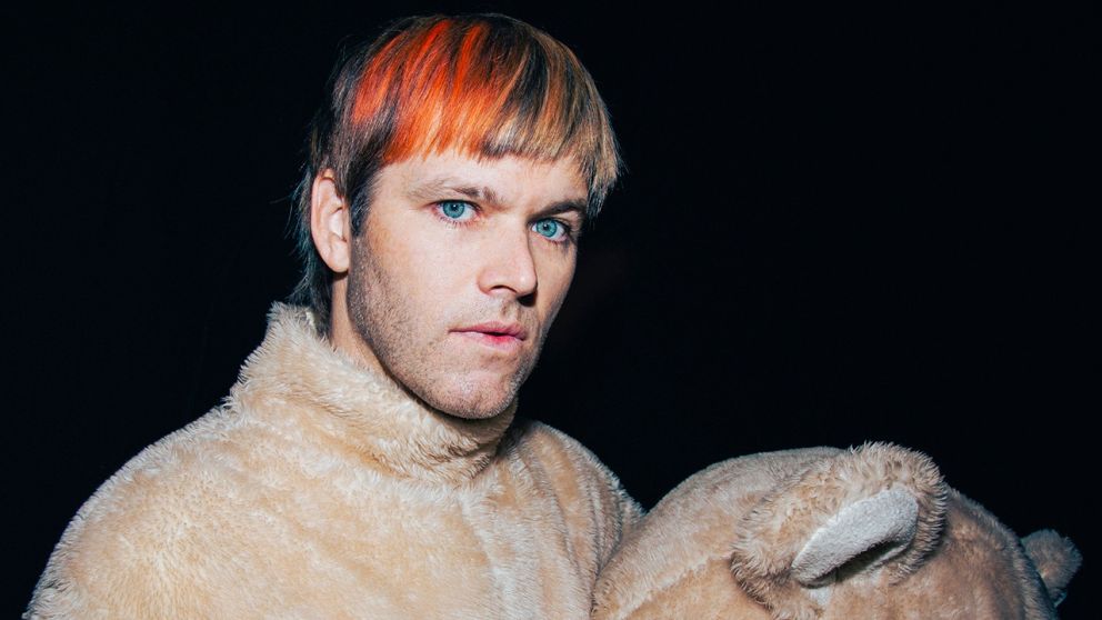 Benjamín Amadeo estrenó su esperado tercer álbum "Salvando las Distancias"