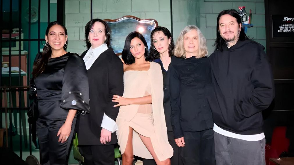 Sebastián Ortega junto a las actrices de su serie. (Gentileza: Internet).