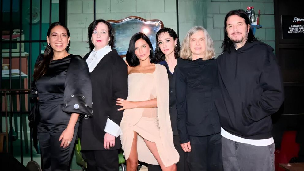 Sebastián Ortega junto a las actrices de su serie. (Gentileza: Internet).