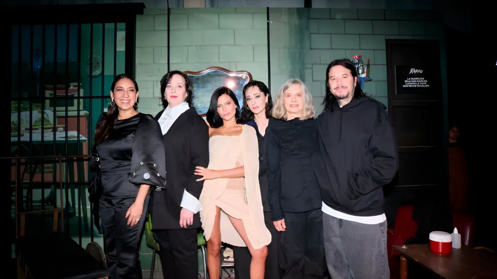 Sebastián Ortega junto a las actrices de su serie. (Gentileza: Internet).