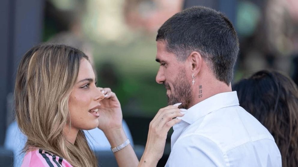 Tini Stoessel y Rodrigo de Paul blanquearon en la presentación del futbolista en el Inter de Miami.