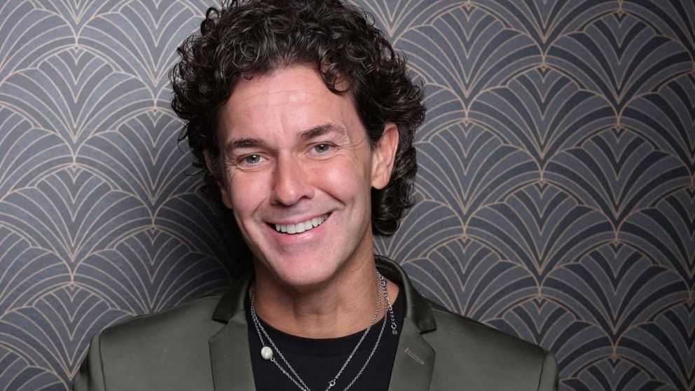 Mariano Mart�nez, a los besos con una cantante. (Foto: Instagram/ @marianom78).