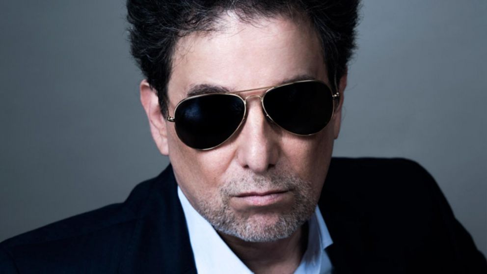 Acusan a Andrés Calamaro por imágenes de carreras de galgos en pleno show en Mendoza
