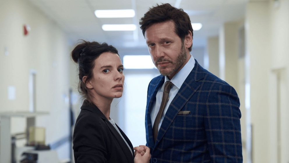 Llega a El Trece una miniserie con Benjamín Vicuña y Gimena Accardi, inspirada en un libro de Gabriel Rolón.