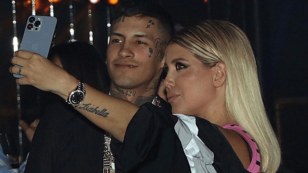 L-Gante se subi� al escenario con La K�onga y brome� sobre su separaci�n de Wanda Nara
