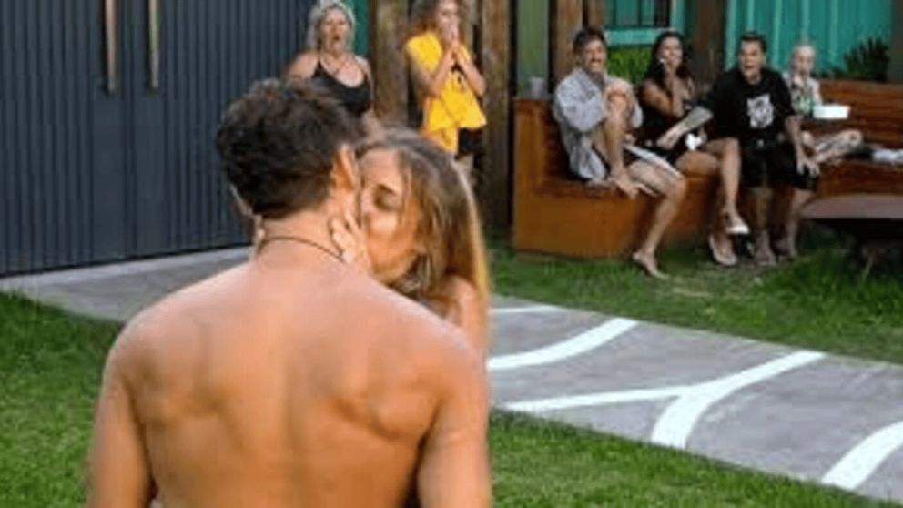 El apasionado beso de Martina y Santiago que encenció Gran Hermano 2025: "Apáguenle la tele a Luca"