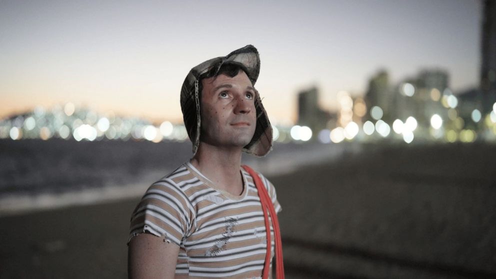 Primeras imágenes de la serie sobre Roberto Gómez Bolaños, creador de "El chavo del 8" y "El Chapulín colorado".